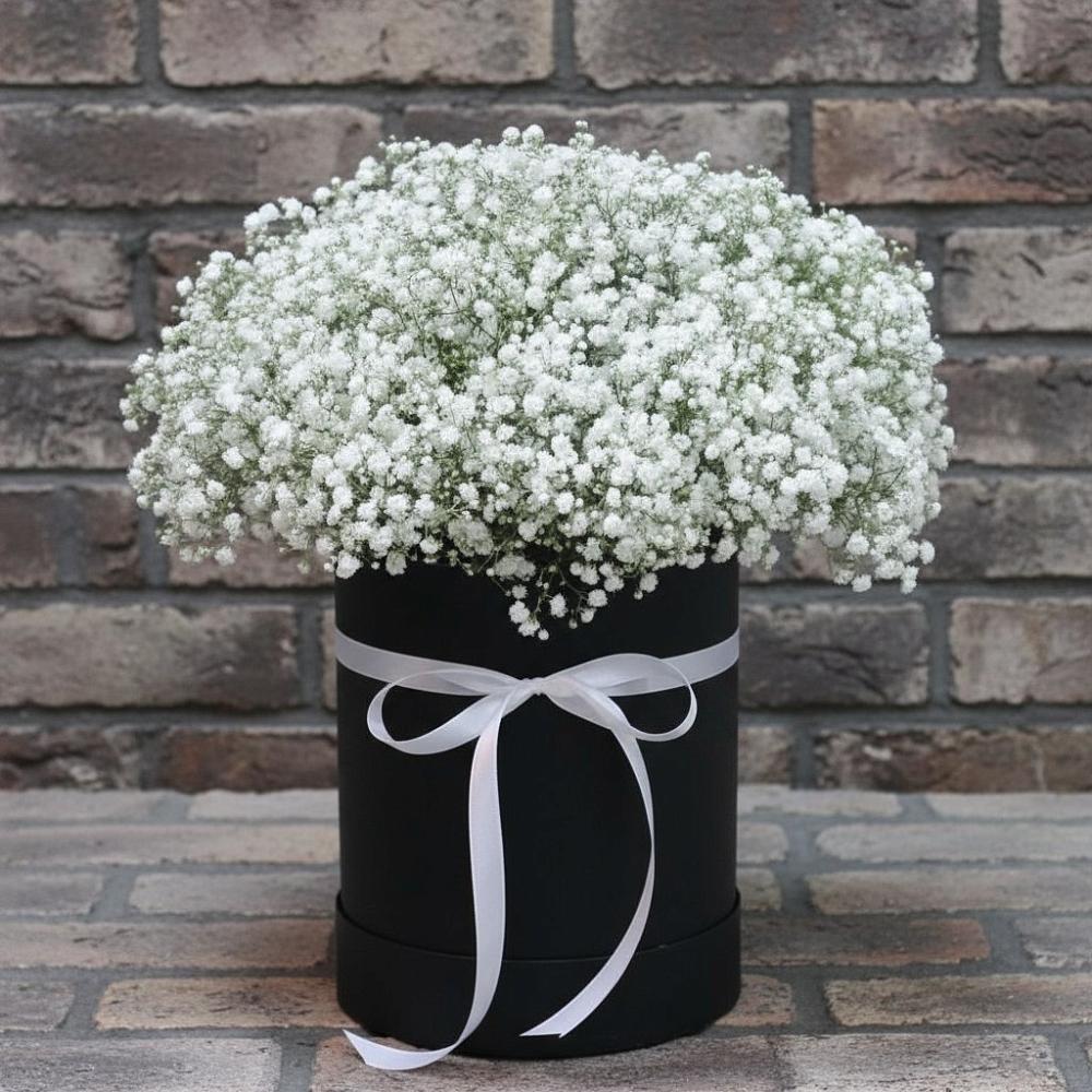 Цветочная композиция из Гипсофила в шляпной коробке в Туринске