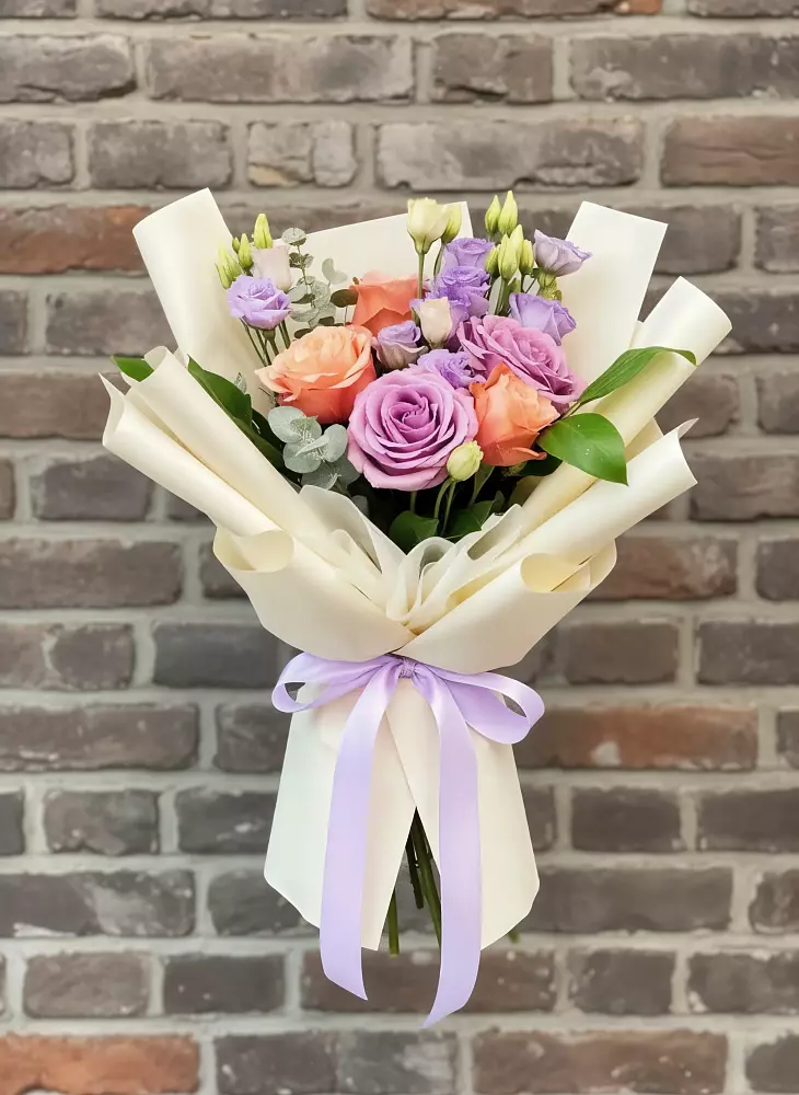 Букет цветов из: Лизиантусы и Розы в Туринске