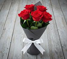 Букет 5 Красных роз Эдлесс Лав в Туринске