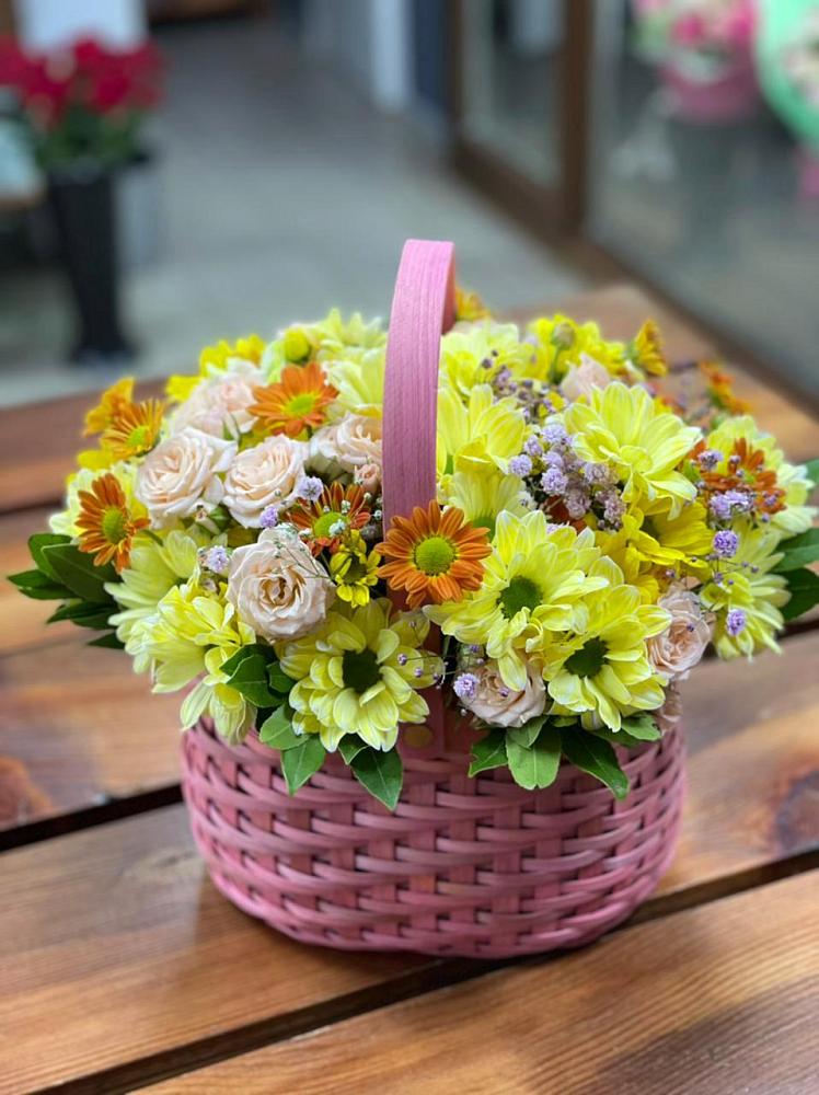 Цветочная композиция из Хризантемы и Розы в корзине в Туринске