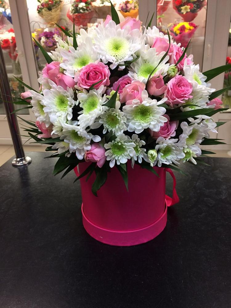 Цветочная композиция из Розы и Хризантемы в шляпной коробке в Туринске