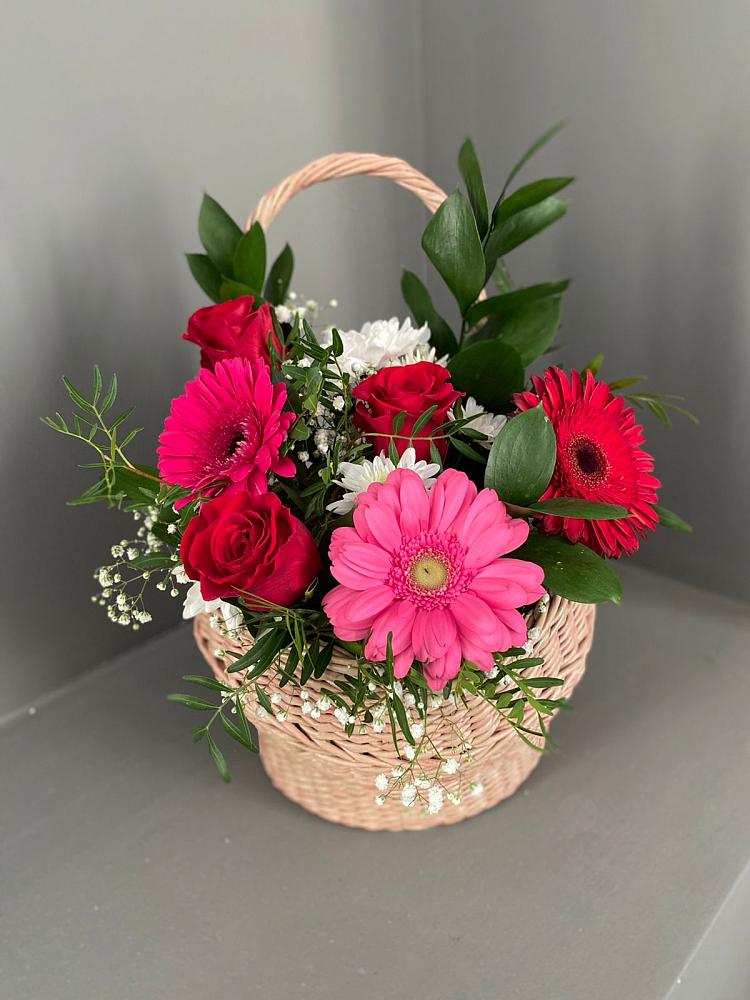 Цветочная композиция из Розы, Хризантемы и Герберы в корзине в Туринске