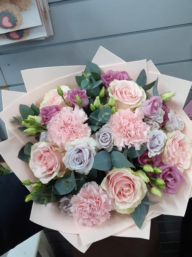 Букет цветов из: Розы, Гвоздики и Лизиантусы в Туринске